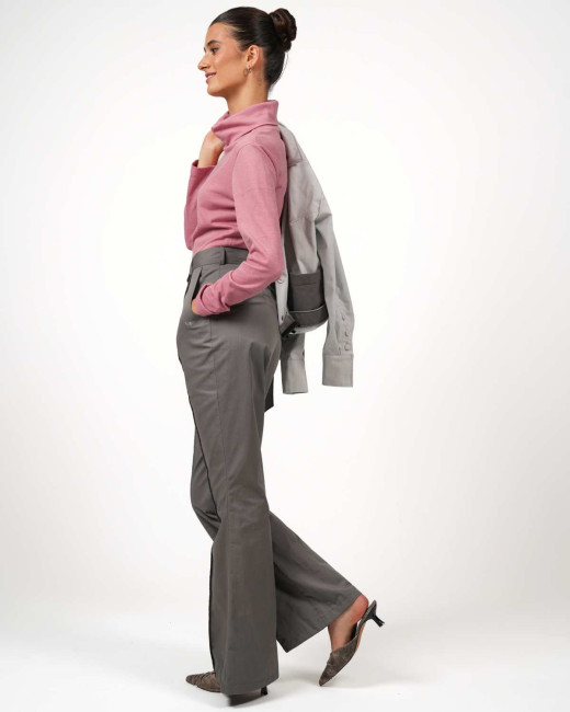 VIP turtleneck jumper – stylish protection with silver thread technology - antique pink