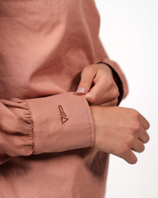 Bluse mit Kragendetail VIP – Stil trifft Schutz - Mocca Mousse