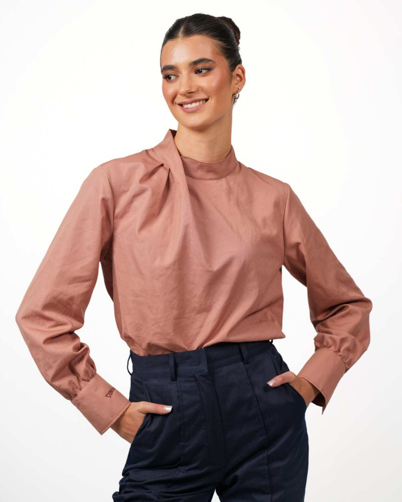 Bluse mit Kragendetail VIP – Stil trifft Schutz - Mocca Mousse
