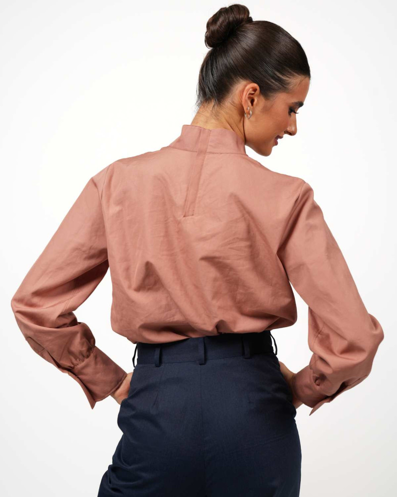 Bluse mit Kragendetail VIP – Stil trifft Schutz - Mocca Mousse