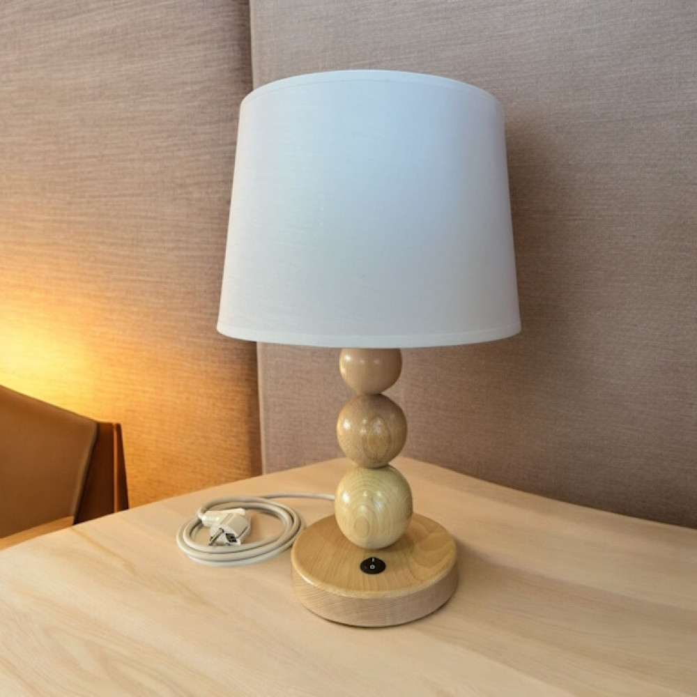 Lampe de table à abat-jour en bois de hêtre avec prise CH, hauteur 42 cm