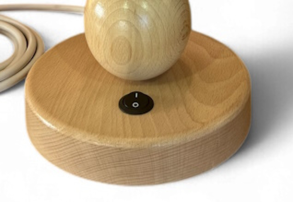 Lampe de table à abat-jour en bois de hêtre avec prise CH, hauteur 42 cm