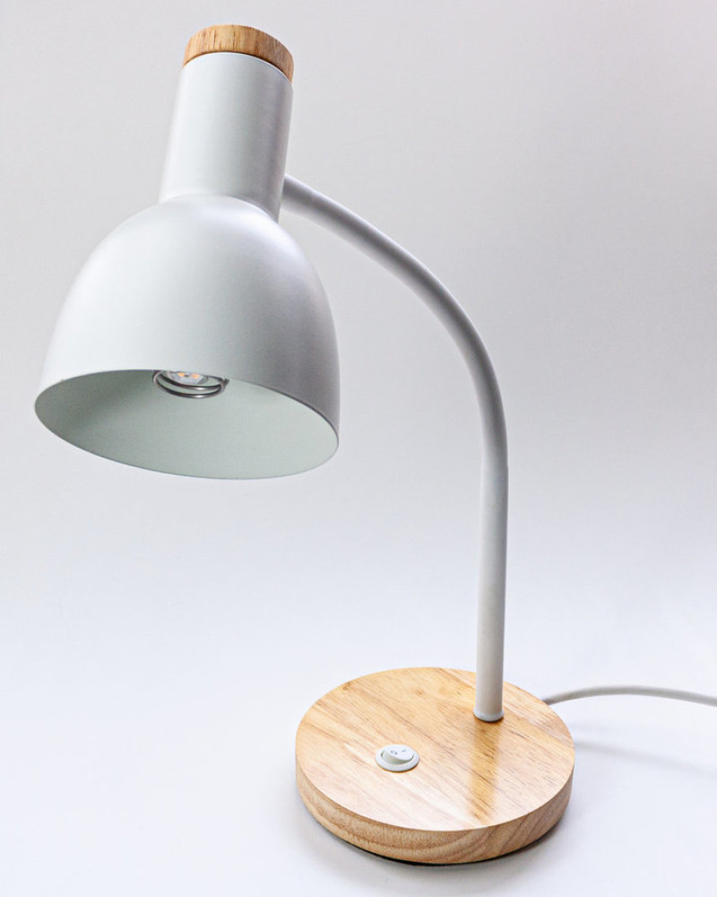 Tischlampe geschirmt Metall, mit Holzfuss aus Bambus, schwenkbar mit CH-Stecker